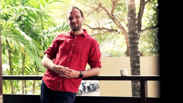 Hombre feliz en la terraza — Vídeos de Stock