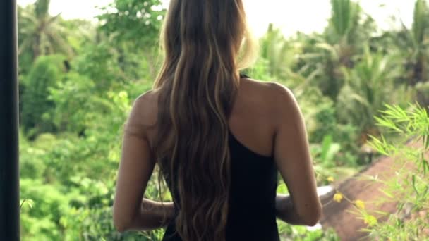 Mujer caminando en la terraza y estirando los brazos — Vídeo de stock