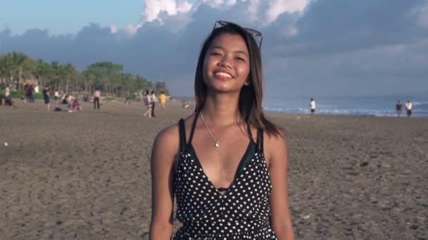 Asian woman on beach — Stock Video