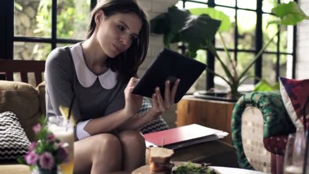 Kobieta przy użyciu komputera typu tablet — Wideo stockowe
