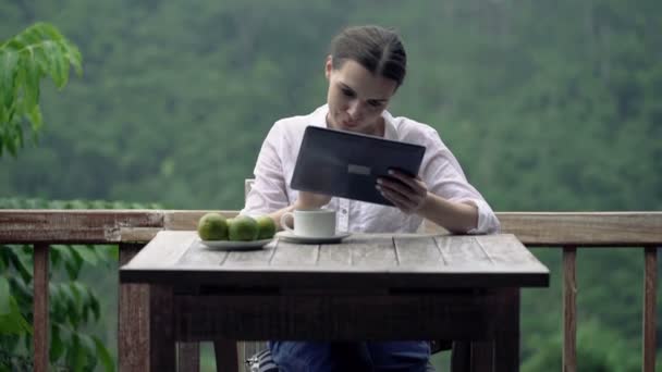 Frau benutzt Tablet-Computer auf Terrasse — Stockvideo