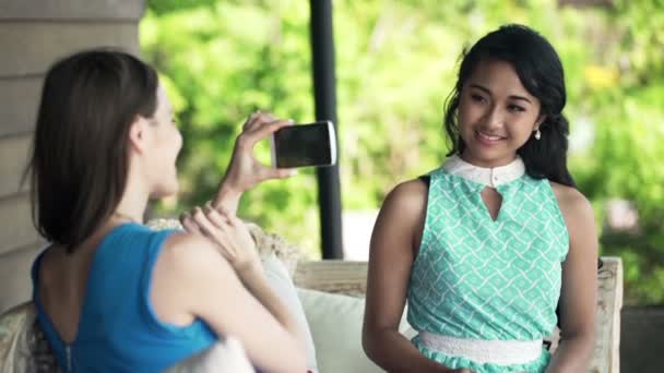 Mujer tomando fotos de su novia en la terraza — Vídeos de Stock