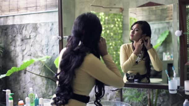 Woman checking her look in mirror in bathroom — Stock Video