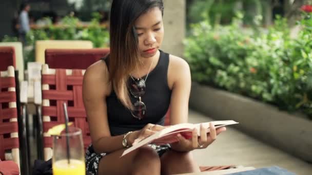 Livre de lecture femme dans le café — Video