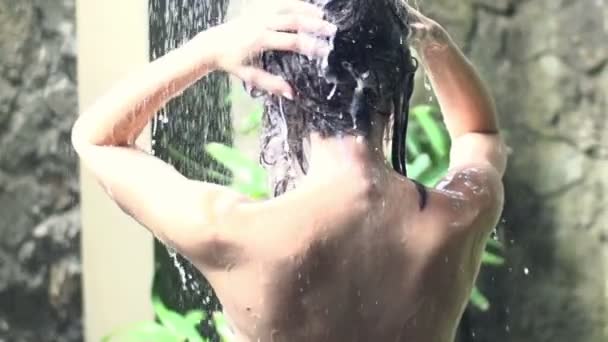 女性洗髪シャワーの下で — ストック動画