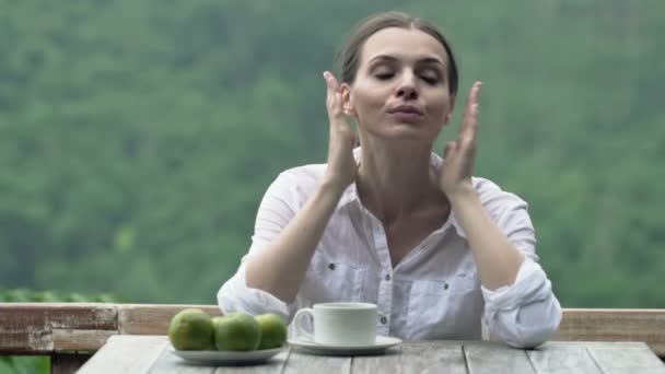 Femme assise à table sur la terrasse — Video