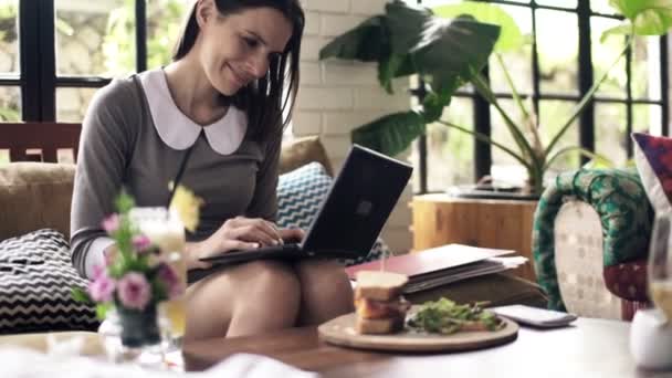 Geschäftsfrau arbeitet am Laptop — Stockvideo