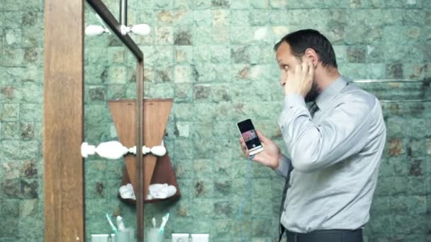 Hombre de negocios bailando en el baño — Vídeos de Stock