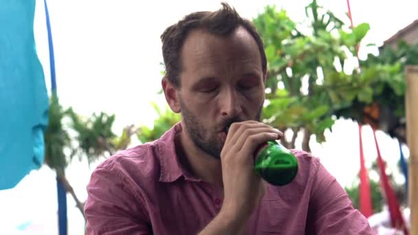 Mężczyzna pijący piwo — Wideo stockowe