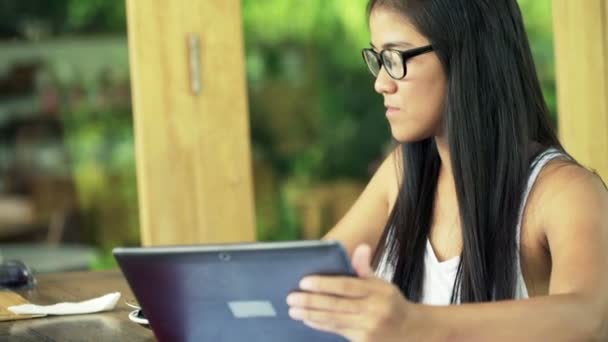 Estudiante mujer leyendo algo en la computadora de la tableta y beber café — Vídeos de Stock