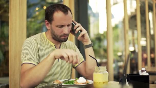 Hombre beber y comer ensalada — Vídeos de Stock