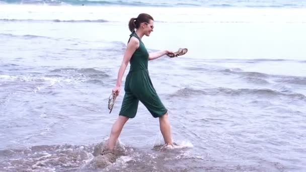 Vrouw lopen door het water — Stockvideo