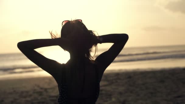 Žena hrající na pláži s vlasy — Stock video
