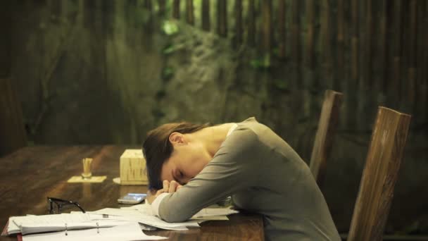 Müde Geschäftsfrau schläft — Stockvideo
