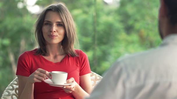 Couple drinking coffee — Stock Video