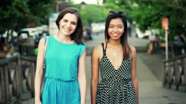 Novias caminando por la ciudad — Vídeo de stock