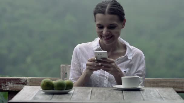 Mulher navegando no telefone inteligente — Vídeo de Stock