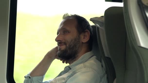 Hombre guapo disfrutando de un viaje en tren — Vídeo de stock