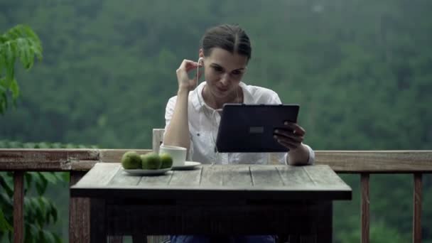 Woman watching movie on tablet computer — Stock Video