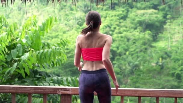 Жінка біжить на терасі — стокове відео