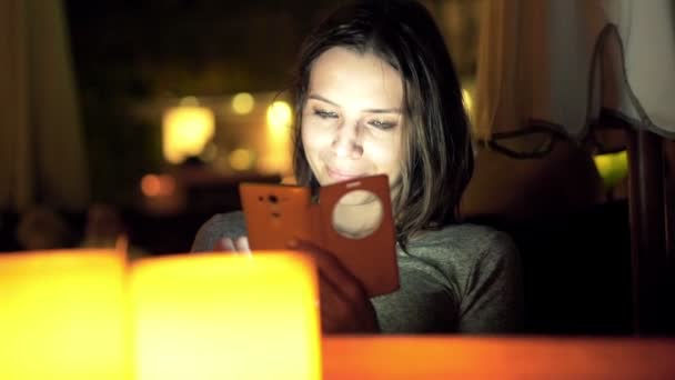 Frau mit Smartphone in Bar — Stockvideo