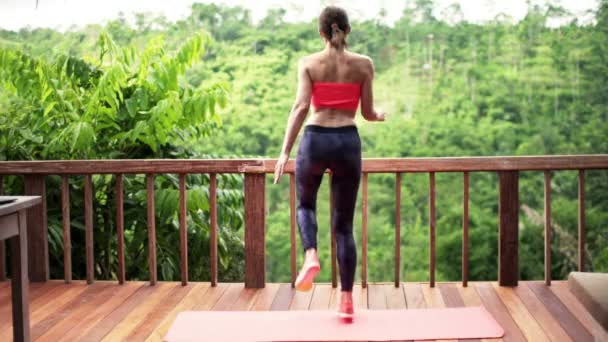 Mujer corriendo en terraza — Vídeos de Stock