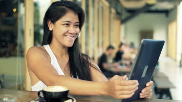 Женщина чата на планшетном компьютере в кафе — стоковое видео