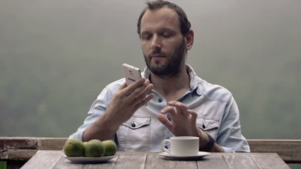 Hombre con café tomando foto selfie — Vídeo de stock