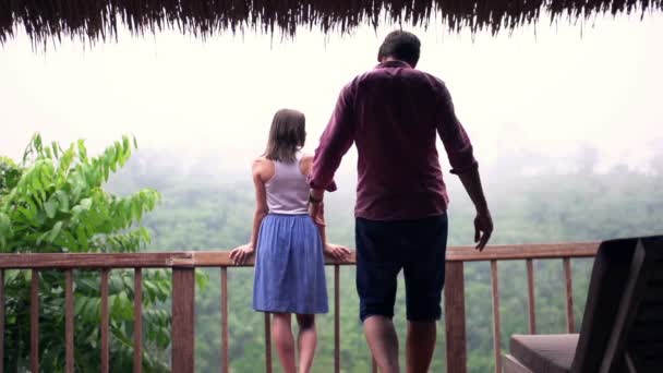 Пара стоящих на террасе и любоваться видом — стоковое видео