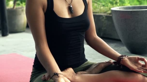 Mujer joven meditando en la terraza — Vídeos de Stock