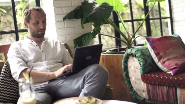 Человек с помощью ноутбука — стоковое видео
