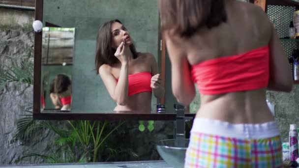 Mulher fazendo maquiagem — Vídeo de Stock