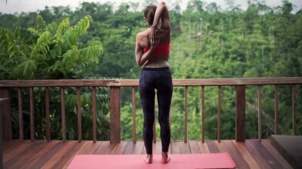 Mujer haciendo ejercicio en la terraza — Vídeo de stock