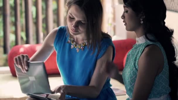 Novias usando un ordenador portátil moderno, tableta en casa — Vídeos de Stock