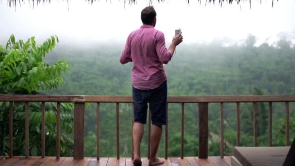 Homme écoutant de la musique et dansant sur la terrasse — Video