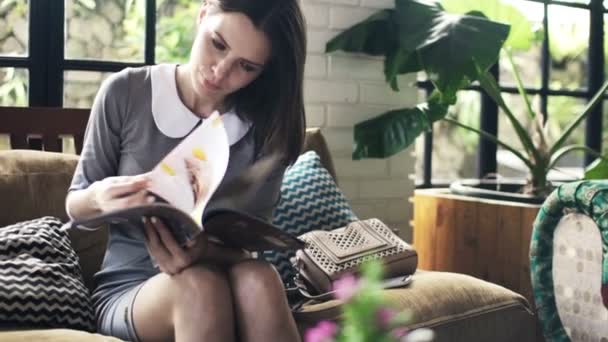 Geschäftsfrau liest Zeitschrift — Stockvideo