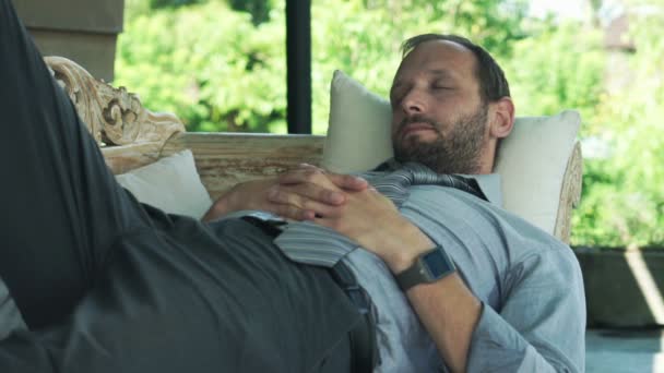 Biznesmen śpi na kanapie — Wideo stockowe