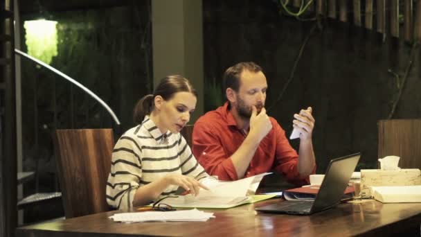 Couple d'affaires travaillant avec smartphone — Video