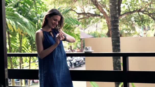 Женщина с умными часами на террасе — стоковое видео
