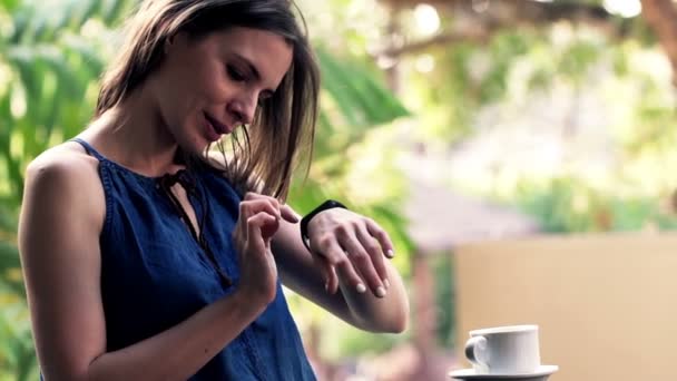 Frau mit Smartwatch auf Terrasse — Stockvideo