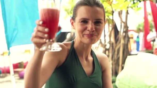 Femme lever des toasts et boire un cocktail — Video