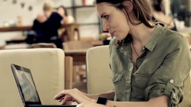 Vrouw met behulp van moderne laptop — Stockvideo