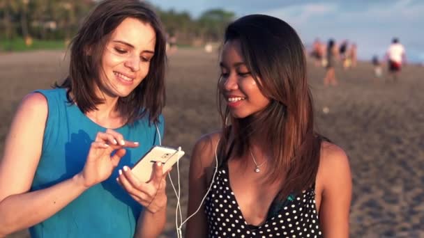 Novias escuchando música y bailando — Vídeos de Stock