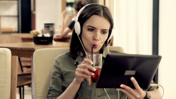 Mulher assistindo filme no computador tablet — Vídeo de Stock