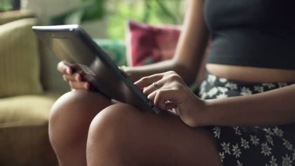 Femme utilisant un ordinateur tablette à la maison — Video