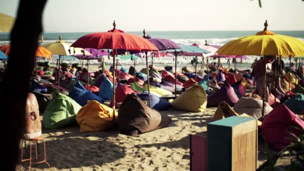 Gente en la playa en Bali — Vídeo de stock