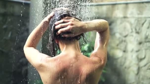 Mujer lavando el cabello bajo ducha — Vídeos de Stock