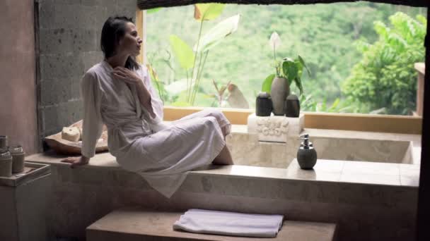 Жінка сидить на ванні — стокове відео