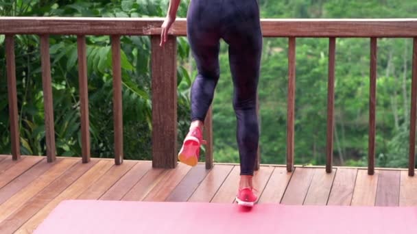 Mujer corriendo en terraza — Vídeo de stock