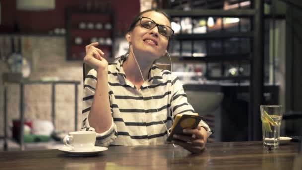 Mujer escuchar música y cantar — Vídeos de Stock